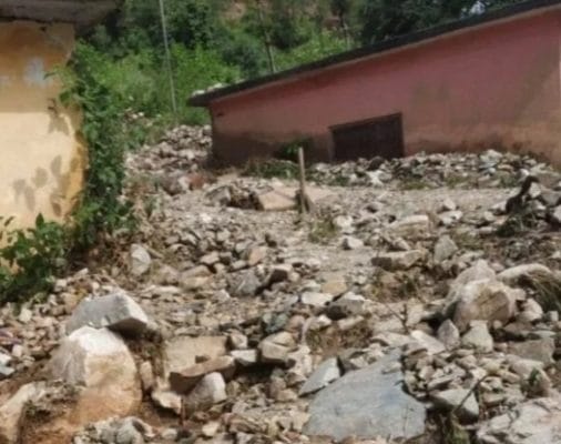 टिहरी में बारिश ने मचाई तबाही, तेज बारिश के बाद घरों में घुसा मलबा 1 Hello Uttarakhand News »