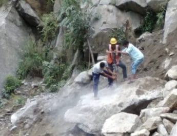 जौलजीबी-मुनस्यारी रोड पर भारी भूस्खलन, पिथौरागढ़ में पांच सड़कें बंद 3 Hello Uttarakhand News »