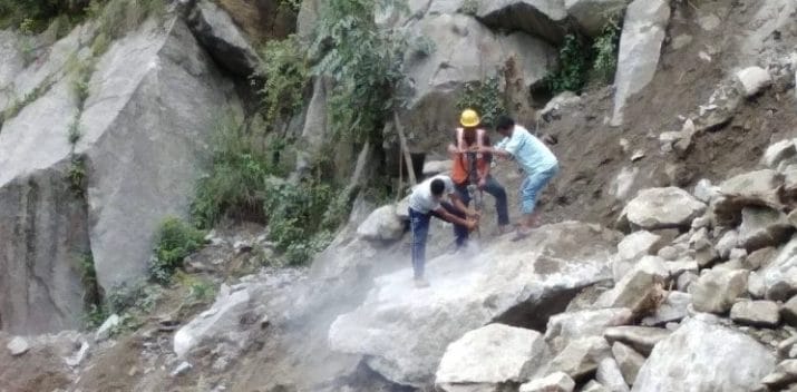 जौलजीबी-मुनस्यारी रोड पर भारी भूस्खलन, पिथौरागढ़ में पांच सड़कें बंद 1 Hello Uttarakhand News »