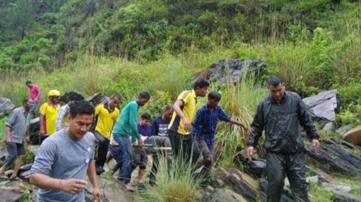 दर्दनाक: खाई में गिरा हल्द्वानी कॉपरेटिव बैंक के कर्मियों का वाहन, दो की मौत, 2 गम्भीर घायल 1 Hello Uttarakhand News »