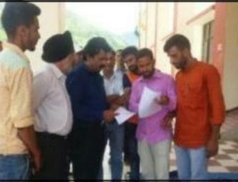 उपजिलाधिकारी धनोल्टी के आश्वासन के बाद छात्र-छात्राओं का आमरण अनशन स्थगित 2 Hello Uttarakhand News »