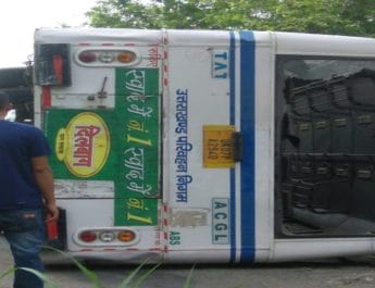 बीच रोड में बेकाबू होकर पलटी बस, 20 यात्री में से करीब दर्जनों घायल दो की हालत नाजुक 2 Hello Uttarakhand News »
