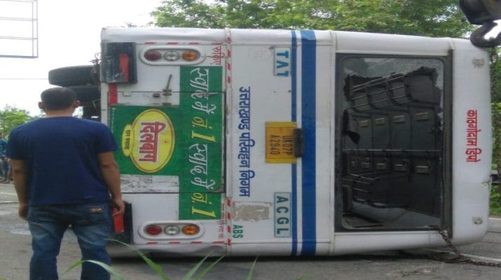 बीच रोड में बेकाबू होकर पलटी बस, 20 यात्री में से करीब दर्जनों घायल दो की हालत नाजुक 1 बीच रोड में बेकाबू होकर पलटी बस, 20 यात्री में से करीब दर्जनों घायल दो की हालत नाजुक 1 Hello Uttarakhand News »