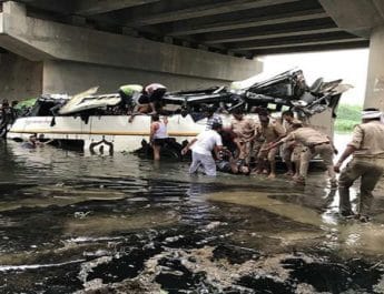 दर्दनाकः लखनऊ से दिल्ली जा रही बस यमुना एक्सप्रेसवे पर नाले में गिरी,29 की मौत, 20 जख्मी 3 Hello Uttarakhand News »