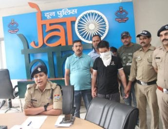 देहरादून: ज्वैलरी शोरूम से लाखों की लूट का खुलासा, आरोपी गिरफ्तार 3 Hello Uttarakhand News »