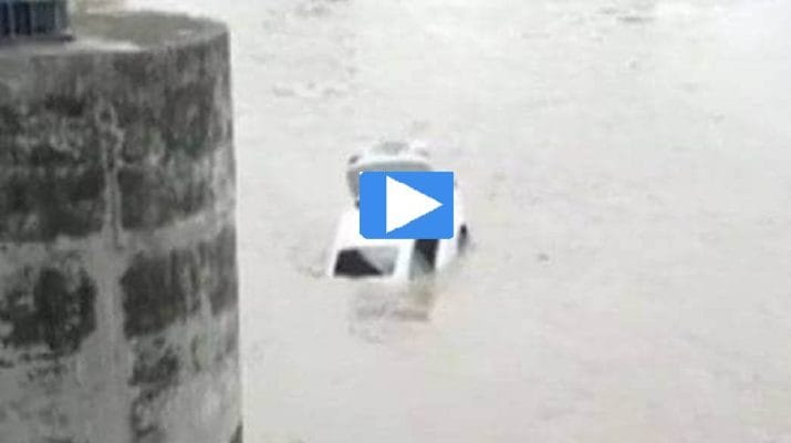 मम्मी-पापा ने गिफ्ट में दी जगुआर की जगह बीएमडब्ल्यू, तो शख़्स ने BMW नदी में फेंक दी, वीडियो वायरल.. 1 Hello Uttarakhand News »