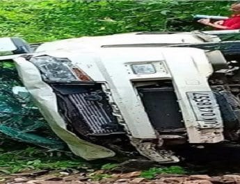 उत्तराखंड: अनियंत्रित होकर खाई में गिरी कार, दो घायल 3 Hello Uttarakhand News »