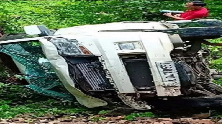उत्तराखंड: अनियंत्रित होकर खाई में गिरी कार, दो घायल 1 Hello Uttarakhand News »
