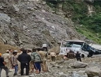 बद्रीनाथ हाईवे पर बस के ऊपर गिरा भारी बोल्डर, 7 यात्रियों की दर्दनाक मौत 4 Hello Uttarakhand News »