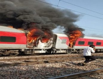 प्याला स्टेशन के पास तेलंगाना एक्सप्रेस की बोगी में लगी भीषण आग 4 Hello Uttarakhand News »