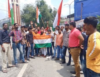 बजरंग दल ने जम्मू कश्मीर से धारा 370 हटने की मनाई खुशियां, आतिशबाजी कर बांटी मिठाई 3 Hello Uttarakhand News »