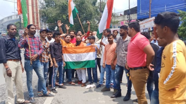 बजरंग दल ने जम्मू कश्मीर से धारा 370 हटने की मनाई खुशियां, आतिशबाजी कर बांटी मिठाई 1 बजरंग दल ने जम्मू कश्मीर से धारा 370 हटने की मनाई खुशियां, आतिशबाजी कर बांटी मिठाई 1 Hello Uttarakhand News »