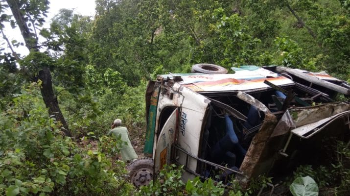 दर्दनाक: खाई में गिरी बस, एक की मौत,2 घायल 1 Hello Uttarakhand News »