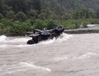 देहरादून में उफनाई नदी में एडवेंचर करना पड़ा भारी, महिला की मौत, चार घायल 2 Hello Uttarakhand News »