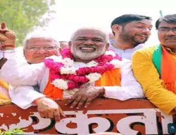 स्वागत समारोह में अफरा तफरी, यूपी बीजेपी अध्यक्ष की कटी ऊँगली 2 Hello Uttarakhand News »