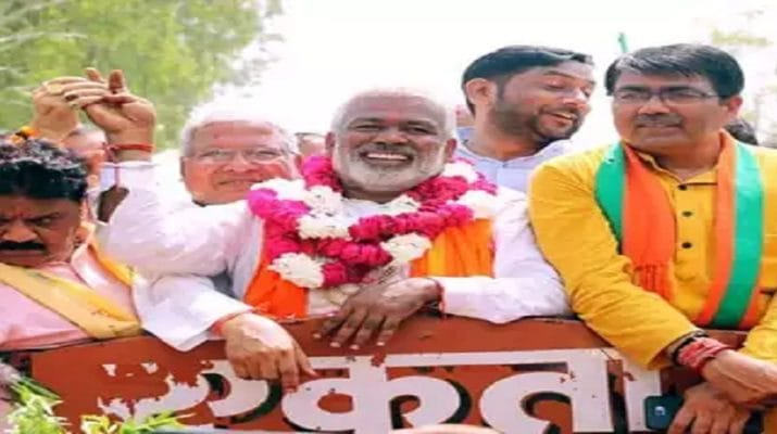 स्वागत समारोह में अफरा तफरी, यूपी बीजेपी अध्यक्ष की कटी ऊँगली 1 स्वागत समारोह में अफरा तफरी, यूपी बीजेपी अध्यक्ष की कटी ऊँगली 1 Hello Uttarakhand News »