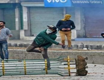 जम्मू-कश्मीर: सुरक्षाबलों का ट्रक समझ पत्थरबाजों ने किया हमला, ड्राइवर की मौत 3 Hello Uttarakhand News »