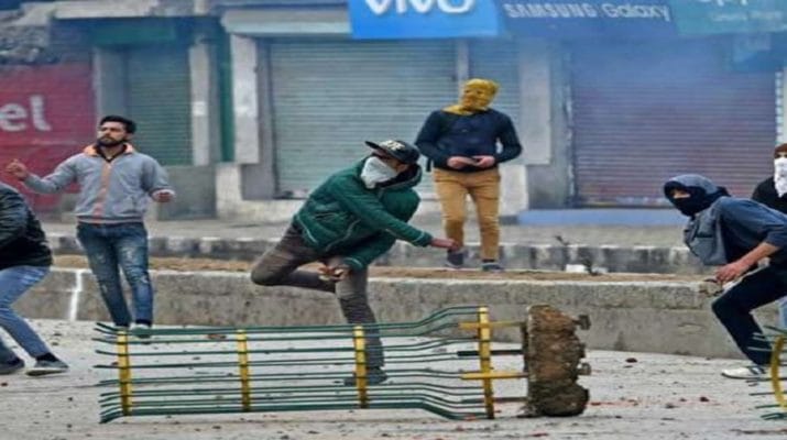 जम्मू-कश्मीर: सुरक्षाबलों का ट्रक समझ पत्थरबाजों ने किया हमला, ड्राइवर की मौत 1 Hello Uttarakhand News »