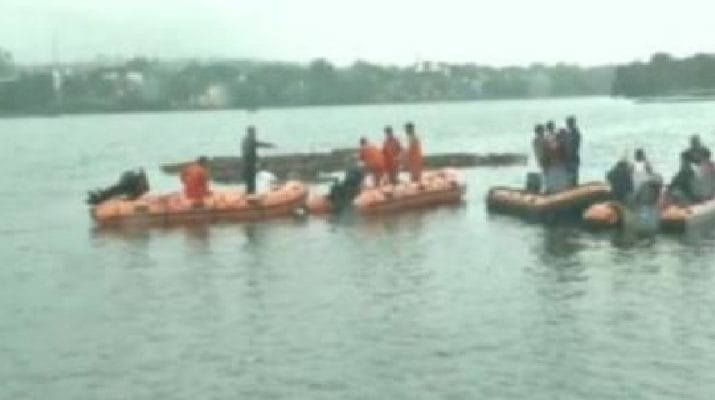 गणेश विसर्जन के दौरान दो नाव पलटने से 11 की मौत, 6 लोगों को बचाया गया 1 Hello Uttarakhand News »