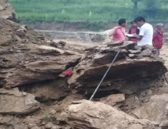 उत्तराखंड: हंसी-खुशी मां के साथ ननिहाल गया बच्चा, चट्टान की चपेट में आने से दर्दनाक मौत 2 Hello Uttarakhand News »