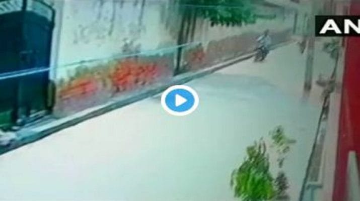 VIDEO: बच्चे को स्कूल से लेकर लौट रही महिला से झपटी चेन, देखिए बदमाशों की करतूत का विडियो.. 1 VIDEO: बच्चे को स्कूल से लेकर लौट रही महिला से झपटी चेन, देखिए बदमाशों की करतूत का विडियो.. 1 Hello Uttarakhand News »