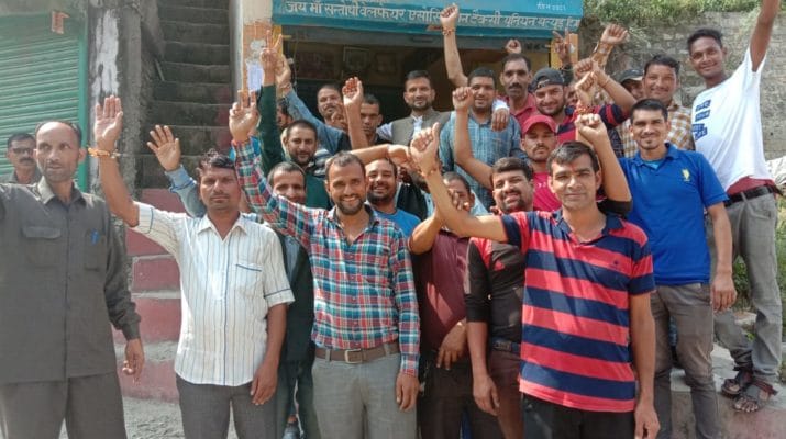 थत्यूड: टैक्सी यूनियन की हड़ताल से लोगों को करना पड़ रहा परेशानी का सामना 1 थत्यूड: टैक्सी यूनियन की हड़ताल से लोगों को करना पड़ रहा परेशानी का सामना 1 Hello Uttarakhand News »