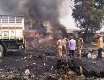 प्लास्टिक गोदाम में आग लगने से फैली जहरीली गैस, लाखों का नुकसान 3 Hello Uttarakhand News »