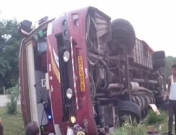 बड़ा हादसा, यात्रियों से भरी वोल्वो बस पलटी, दो की मौत, 25 घायल 2 Hello Uttarakhand News »