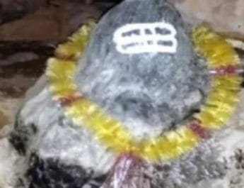 उत्तराखंड में मिली 'रहस्यमयी' गुफा, शिवलिंग पर टपक रहा कुदरती पानी 3 Hello Uttarakhand News »