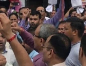 प्रमोशन में आरक्षण खत्म करने की मांग लेकर घंटाघर पर जमा हुए कर्मचारी 2 Hello Uttarakhand News »