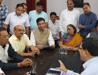 आचार संहिता के बाद आरक्षण में परिवर्तन से कांग्रेसी नाराज़,निर्वाचन आयुक्त को सौपा ज्ञापन 2 Hello Uttarakhand News »