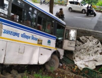 देहरादून: एक सड़क से दूसरी सड़क पर अनियंत्रित होकर गिरी यात्रियों से भरी बस, मची चीख-पुकार 4 Hello Uttarakhand News »