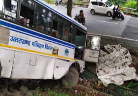 देहरादून: एक सड़क से दूसरी सड़क पर अनियंत्रित होकर गिरी यात्रियों से भरी बस, मची चीख-पुकार 1 देहरादून: एक सड़क से दूसरी सड़क पर अनियंत्रित होकर गिरी यात्रियों से भरी बस, मची चीख-पुकार 1 Hello Uttarakhand News »