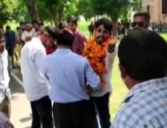 कॉलेज कैंपस में जन्मदिन मनाने से रोका तो छात्रसंघ अध्यक्ष ने प्रिंसिपल के मुंह पर फेंका केक 3 Hello Uttarakhand News »