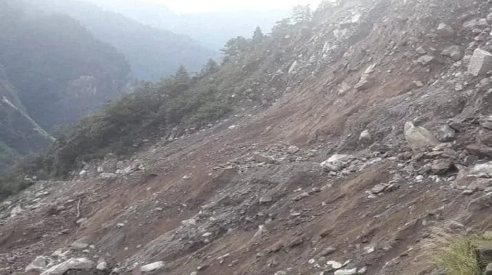 बदरीनाथ हाईवे लामबगड़ में क्षतिग्रस्त, सैकड़ों यात्रियों को रोका गया 1 Hello Uttarakhand News »