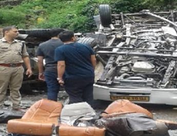 उत्तराखंड: पहाड़ी से वाहन के ऊपर गिरा बोल्डर, 5 लोगों की दर्दनाक मौत, 5 घायल 2 Hello Uttarakhand News »
