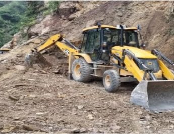 उत्तराखंड: चट्टान दरकने से दो वाहन मलबे की चपेट में, कई अन्य वाहन बाल-बाल बचे 2 Hello Uttarakhand News »