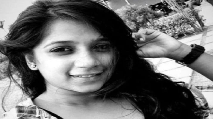 तमिलनाडु: 23 साल की लड़की पर गिरा 'अवैध' बैनर, फिर टैंकर से टकराई, मौत 1 तमिलनाडु: 23 साल की लड़की पर गिरा 'अवैध' बैनर, फिर टैंकर से टकराई, मौत 1 Hello Uttarakhand News »