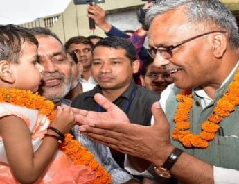 गोद ली गई बच्ची के घर पहुंचे सीएम त्रिवेंद्र रावत, 94 अधिकारी भी ले चुके बच्चों को गोद 4 Hello Uttarakhand News »