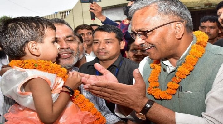 गोद ली गई बच्ची के घर पहुंचे सीएम त्रिवेंद्र रावत, 94 अधिकारी भी ले चुके बच्चों को गोद 1 Hello Uttarakhand News »