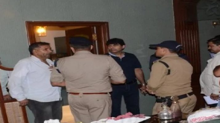 देहरादून मे बदमाश बेखौफ , बंधक बनाकर क्रिकेटर अभिमन्यु के घर लाखों की लूट 1 Hello Uttarakhand News »