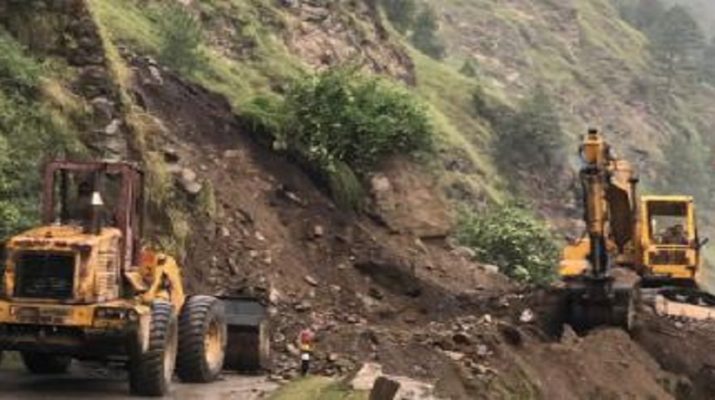गंगोत्री हाईवे पर पहाड़ी दरकने से घंटों बंद रही आवाजाही 1 Hello Uttarakhand News »