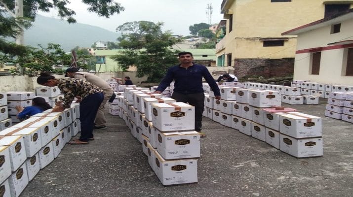 उत्तराखंड: आलू के बोरियों के नीचे मिली 420 पेटी शराब, कीमत करीब 24 लाख; ट्रक छोड़ भागा चालक 1 Hello Uttarakhand News »