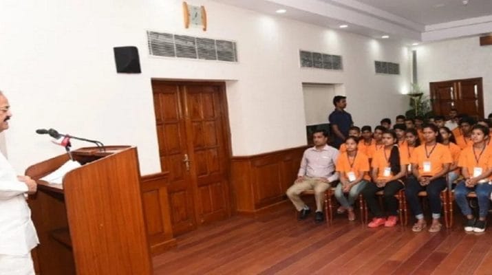 भारत भ्रमण पर निकले उत्तराखंड टॉपर्स उपराष्ट्रपति से मिले 1 Hello Uttarakhand News »