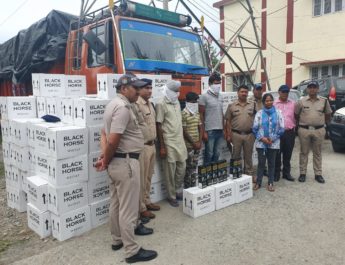 देहरादून: अट्ठारह लाख की अवैध शराब से भरा ट्रक जब्त,तीन आरोपी गिरफ्तार 3 Hello Uttarakhand News »