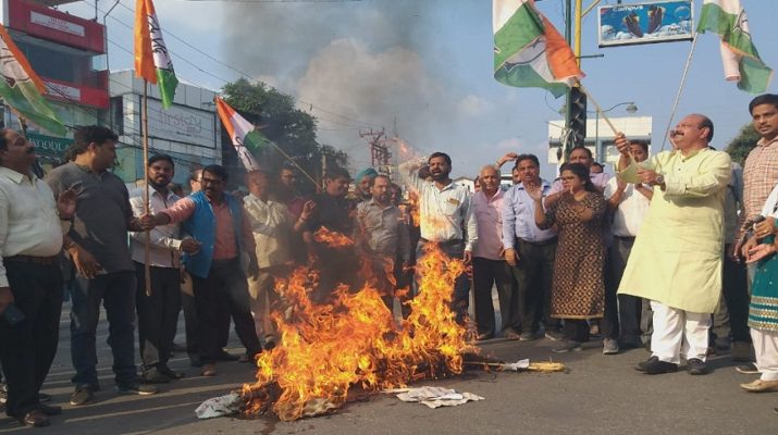 उत्तराखंड कांग्रेस ने बताया- खट्टर की सोनिया गाँधी पर टिप्पणी विक्षिप्त मानसिकता का परिचायक, फूंका पुतला 1 उत्तराखंड कांग्रेस ने बताया- खट्टर की सोनिया गाँधी पर टिप्पणी विक्षिप्त मानसिकता का परिचायक, फूंका पुतला 1 Hello Uttarakhand News »