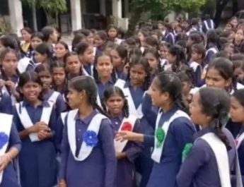 हल्द्वानी में छात्राओं ने एसडीएम कोर्ट का घेराव कर किया प्रदर्शन 3 Hello Uttarakhand News »