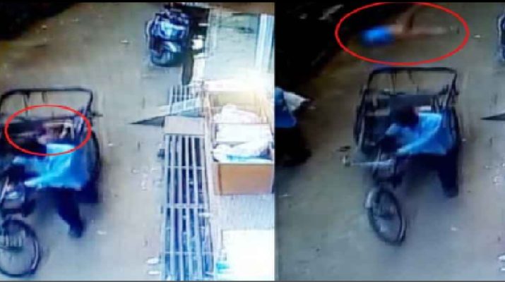 रास्ते से गुजर रहे रिक्शे में आ गिरा 3 साल का मासूम, 1 Hello Uttarakhand News »