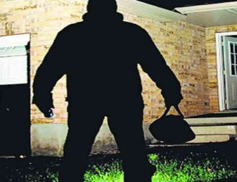 उत्तराखंड: दुकान लूटने वाले बदमाश गिरफ्तार; तमंचा, कारतूस और चोरी किया सामान बरामद 2 Hello Uttarakhand News »