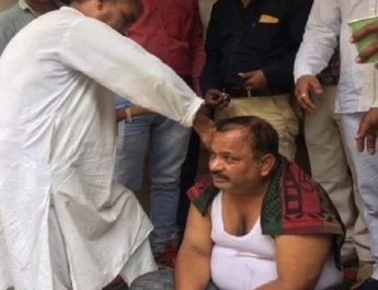 उत्तराखण्ड: पार्षदों ने छोड़ी कांग्रेस, मेयर के पति ने मुंडवाया सिर, मंत्री पर लगाए आरोप.. 6 Hello Uttarakhand News »